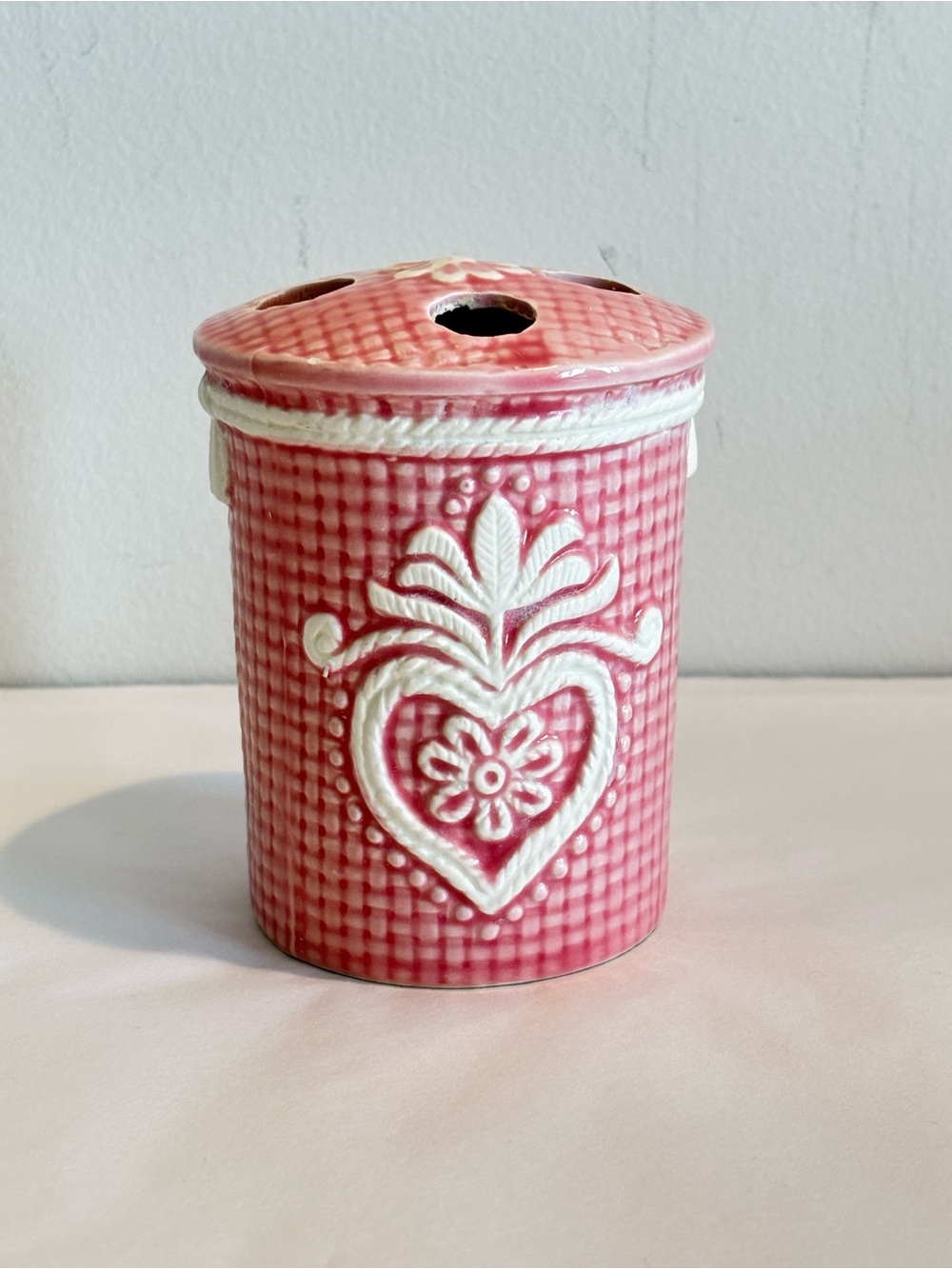 Vintage Shabby Chic toothbrush holder ceramic decor pink white with heart detail